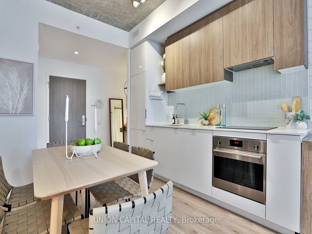203 - 161 Roehampton Ave N