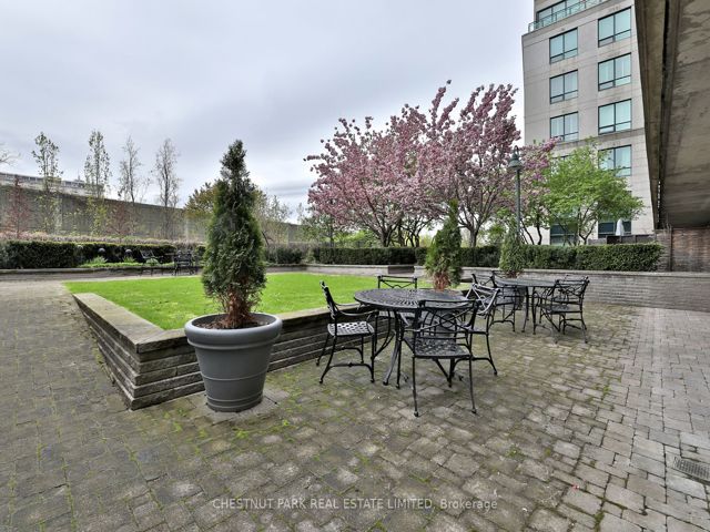 102 - 20 Scrivener Sq