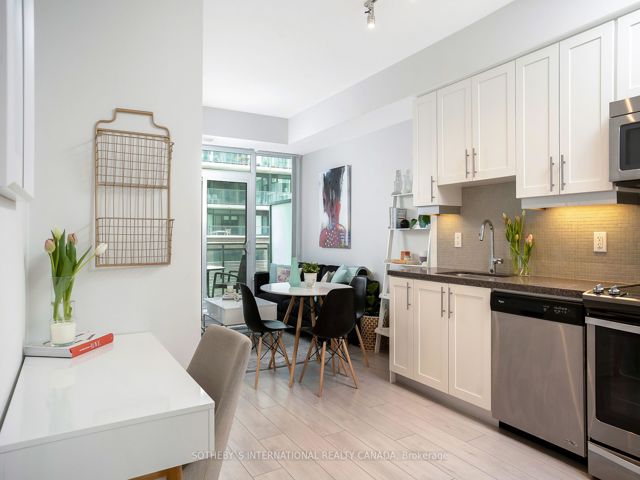 831 - 525 Adelaide St W