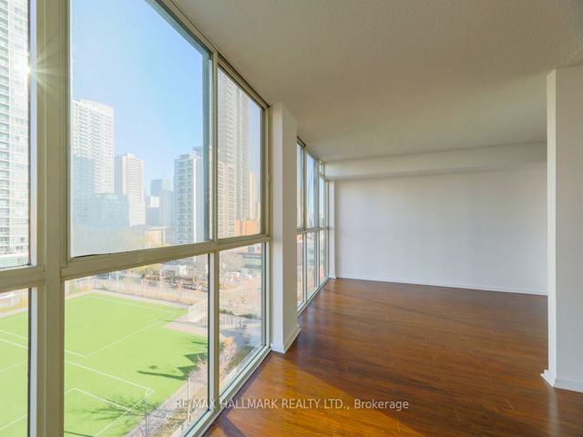 905 - 15 Maitland Pl