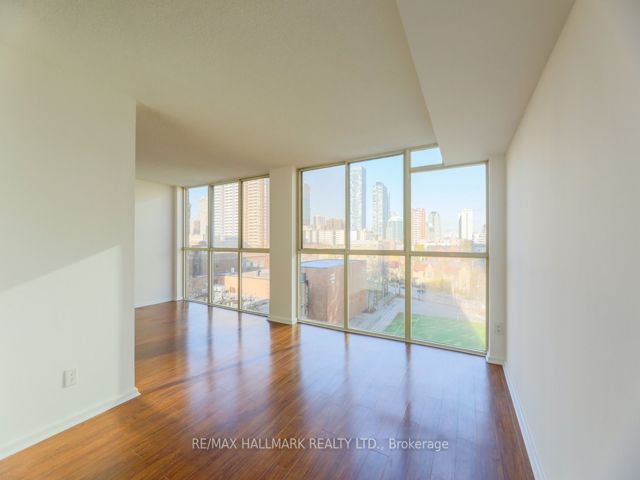 905 - 15 Maitland Pl