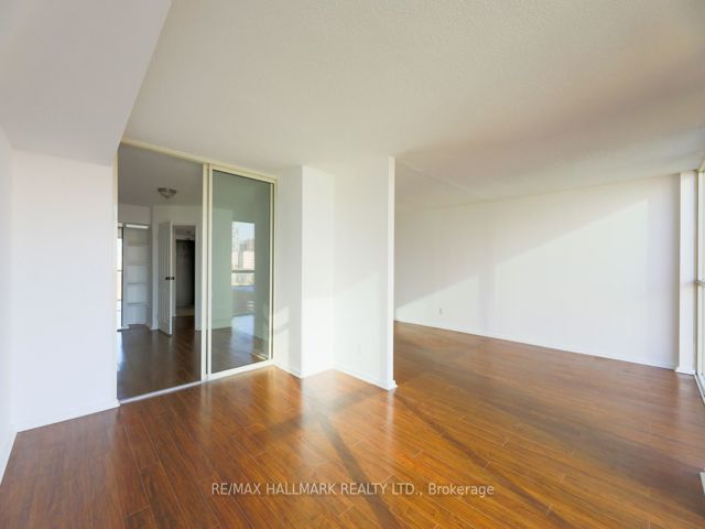 905 - 15 Maitland Pl