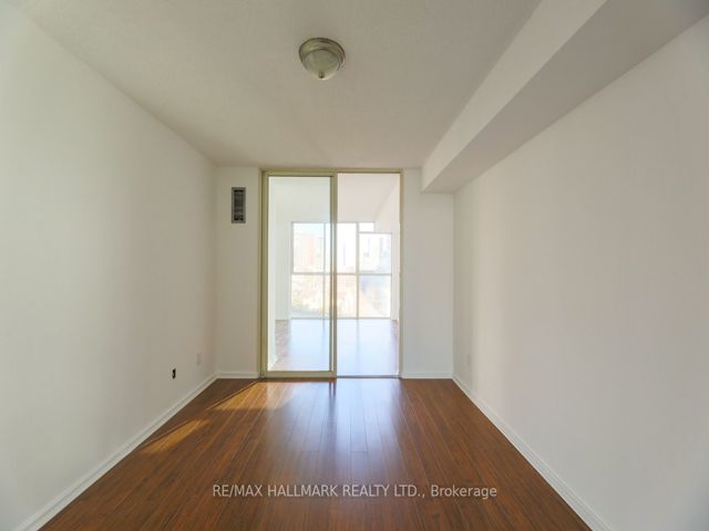 905 - 15 Maitland Pl