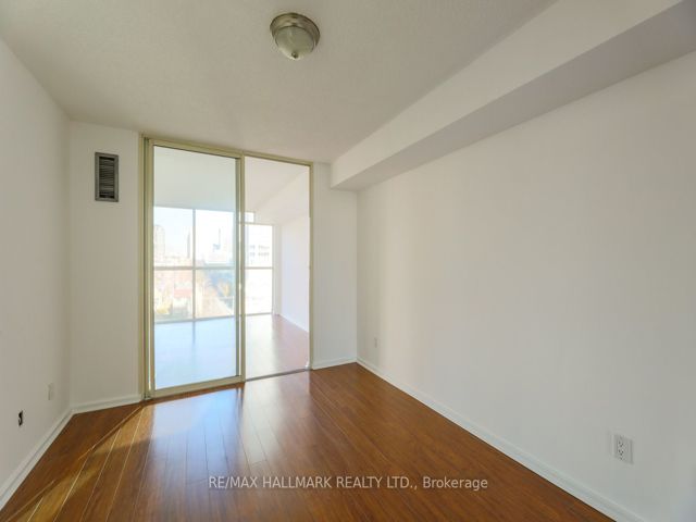905 - 15 Maitland Pl