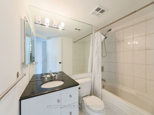 905 - 15 Maitland Pl
