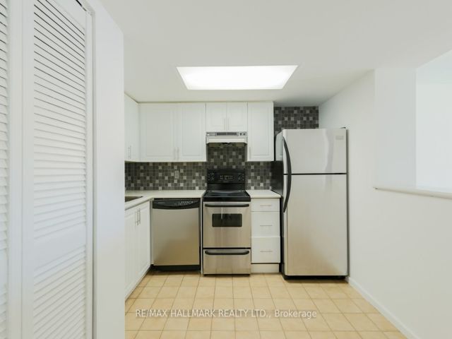 905 - 15 Maitland Pl