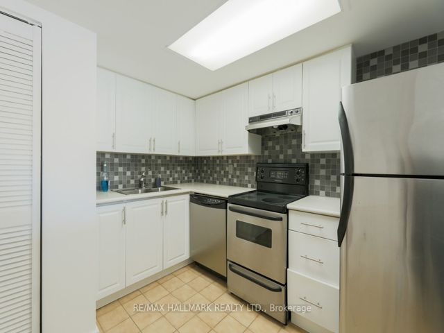 905 - 15 Maitland Pl