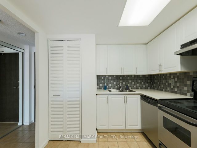 905 - 15 Maitland Pl