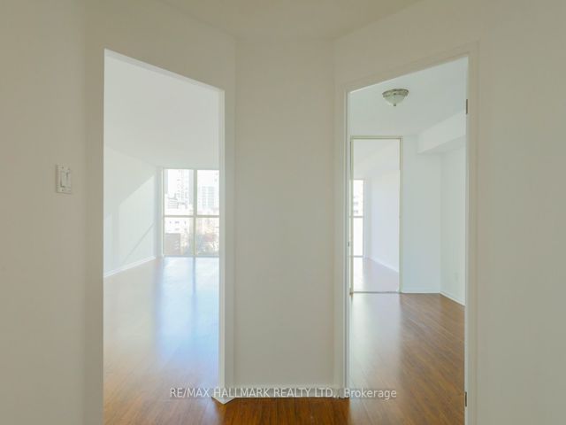 905 - 15 Maitland Pl