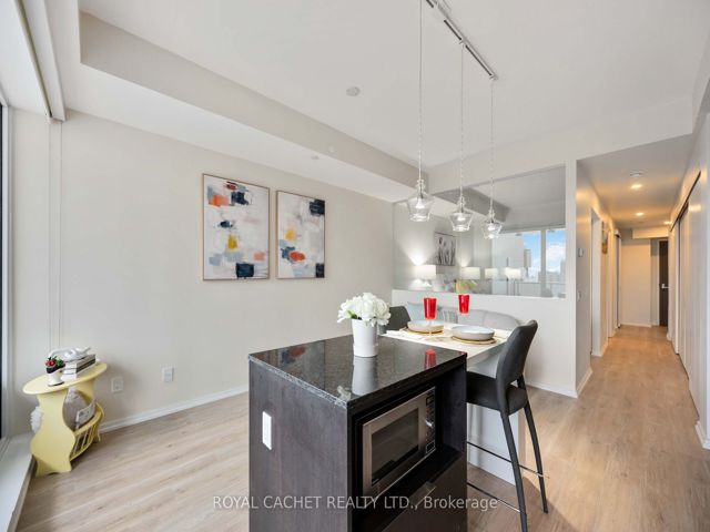 1411 - 197 Yonge St