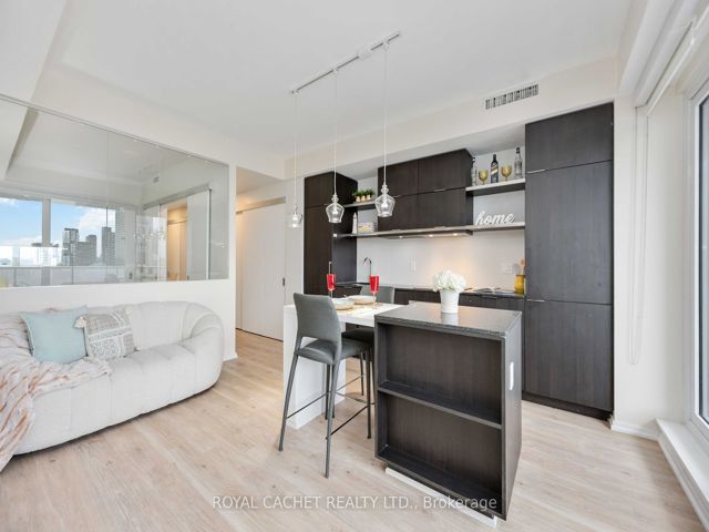 1411 - 197 Yonge St