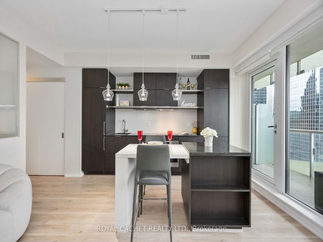 1411 - 197 Yonge St