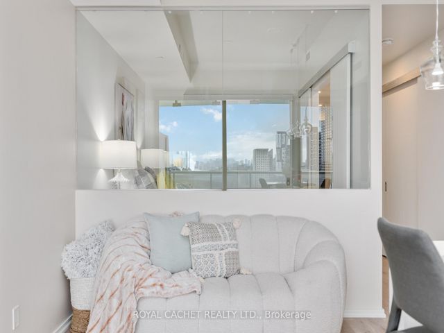 1411 - 197 Yonge St