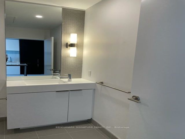 1004 - 33 Helendale Ave