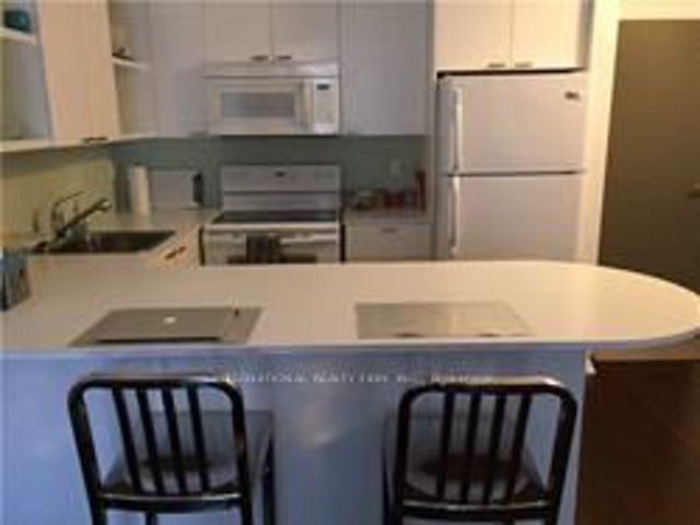 206 - 35 Hayden St