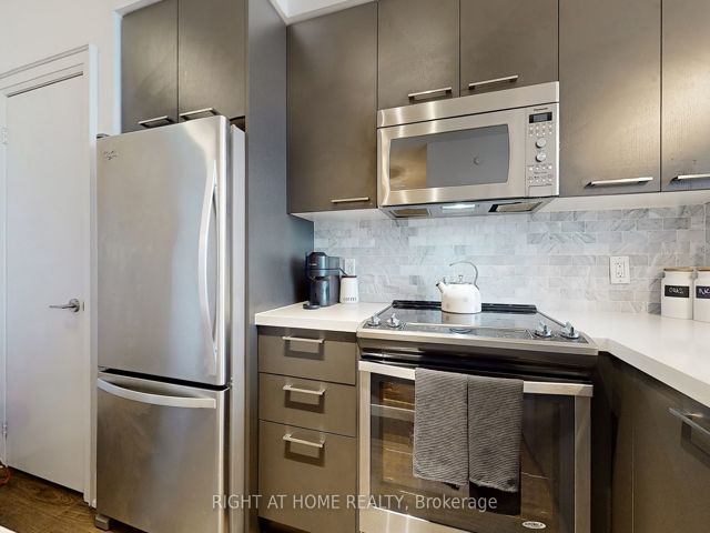 1506 - 30 Roehampton Ave