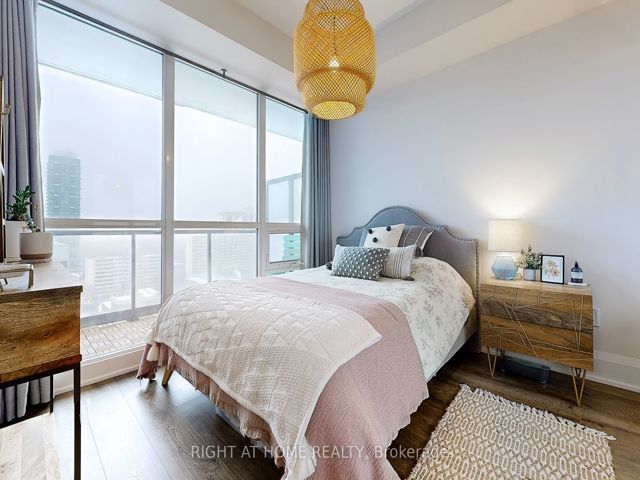 1506 - 30 Roehampton Ave