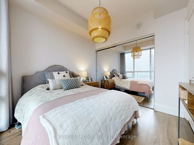 1506 - 30 Roehampton Ave