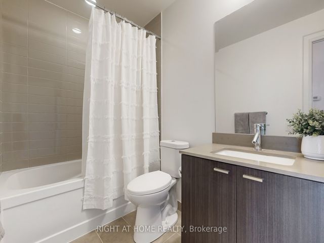 1506 - 30 Roehampton Ave