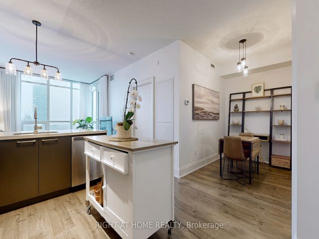 1506 - 30 Roehampton Ave