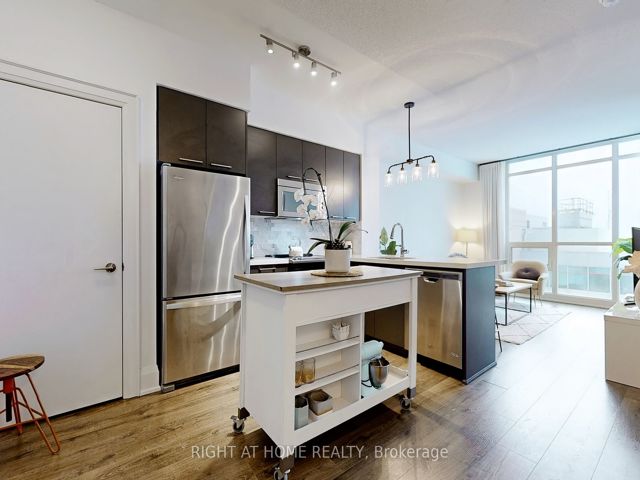 1506 - 30 Roehampton Ave