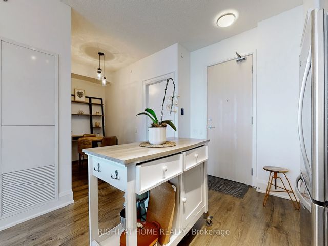 1506 - 30 Roehampton Ave