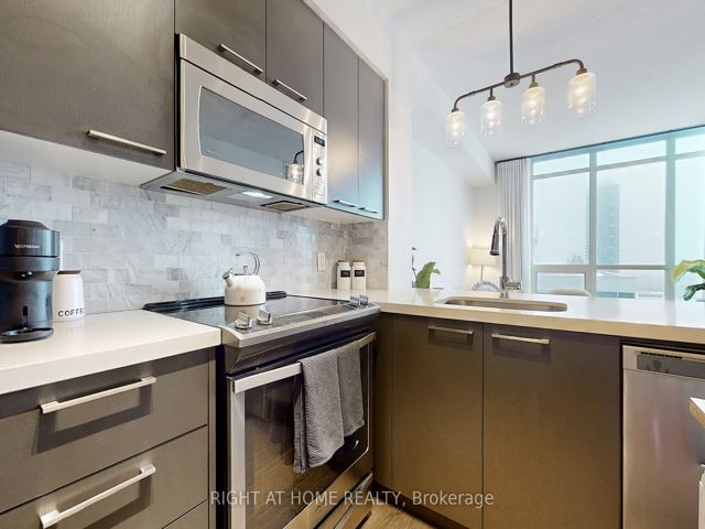 1506 - 30 Roehampton Ave