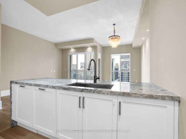 4802 - 300 Front St W