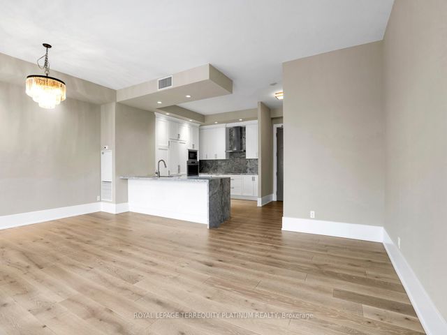 4802 - 300 Front St W
