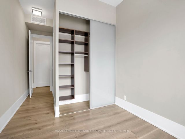 4802 - 300 Front St W