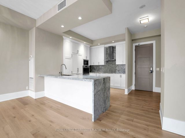 4802 - 300 Front St W