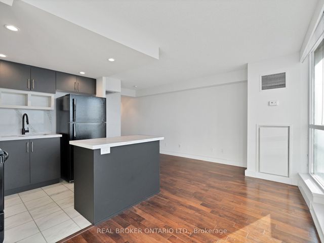 1909 - 208 Queens Quay W