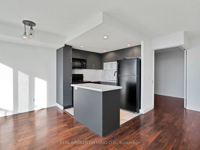 1909 - 208 Queens Quay W
