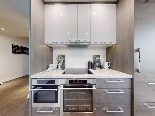 3307 - 488 University Ave