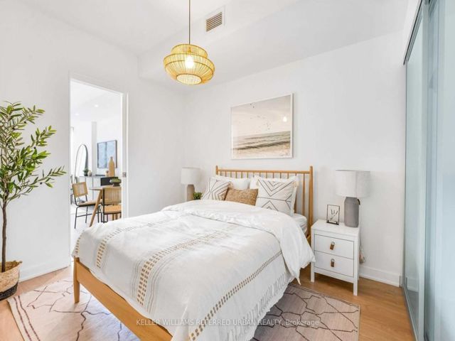 910 - 629 King St