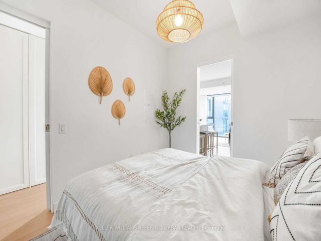 910 - 629 King St