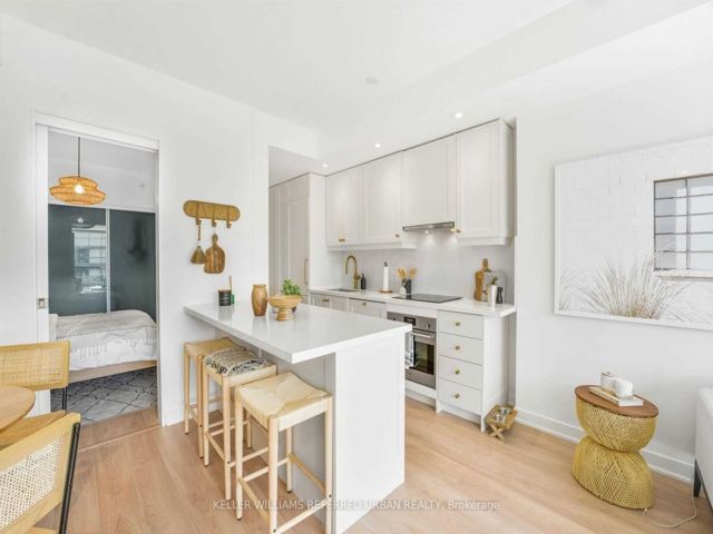 910 - 629 King St