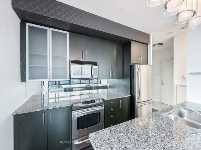 Ph03 - 438 King St W