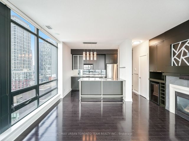 Ph03 - 438 King St W