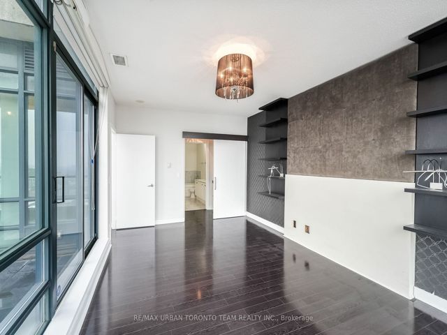Ph03 - 438 King St W