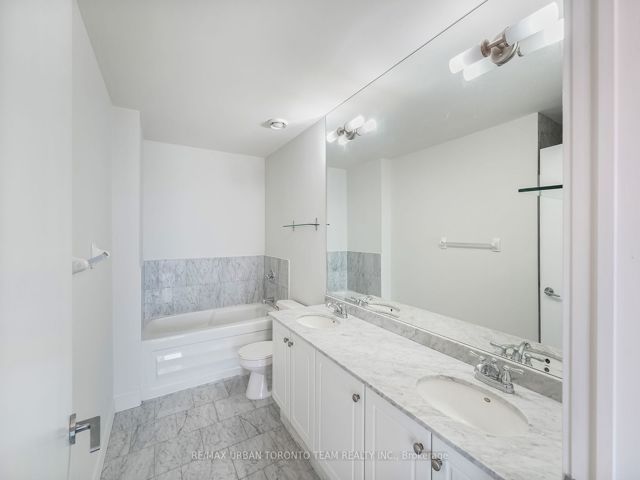 Ph03 - 438 King St W