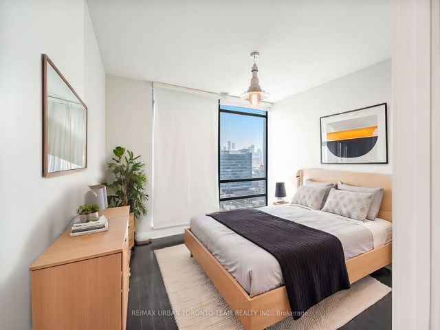 Ph03 - 438 King St W