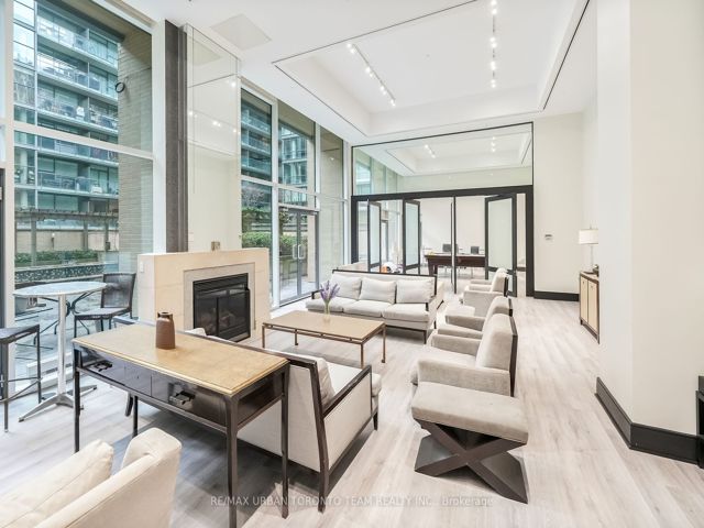 Ph03 - 438 King St W
