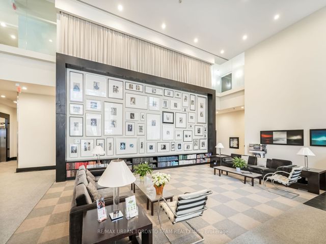 Ph03 - 438 King St W