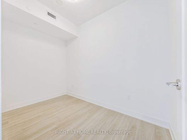 1210 - 30 Inn On The Park Dr