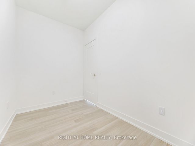 1210 - 30 Inn On The Park Dr