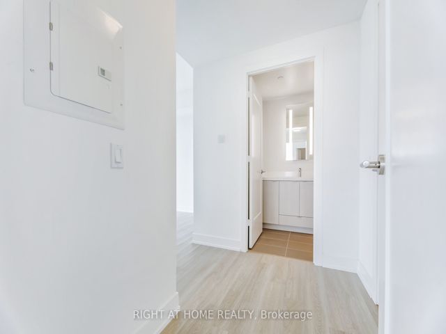 1210 - 30 Inn On The Park Dr