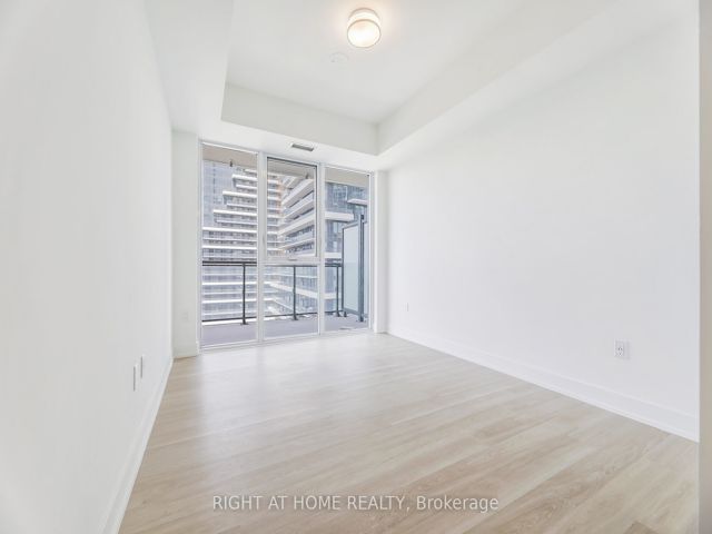 1210 - 30 Inn On The Park Dr