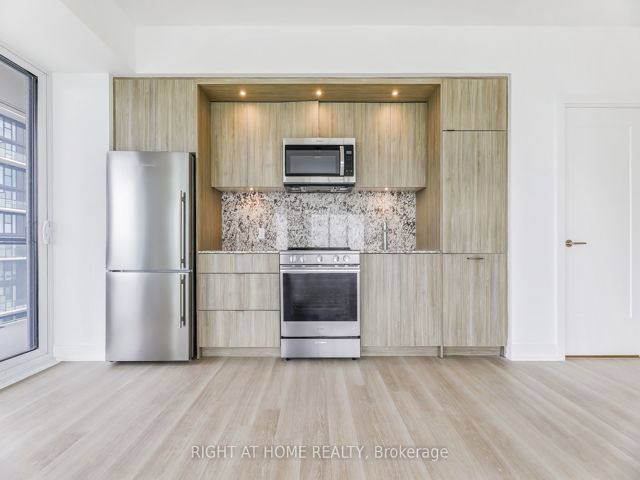 1210 - 30 Inn On The Park Dr