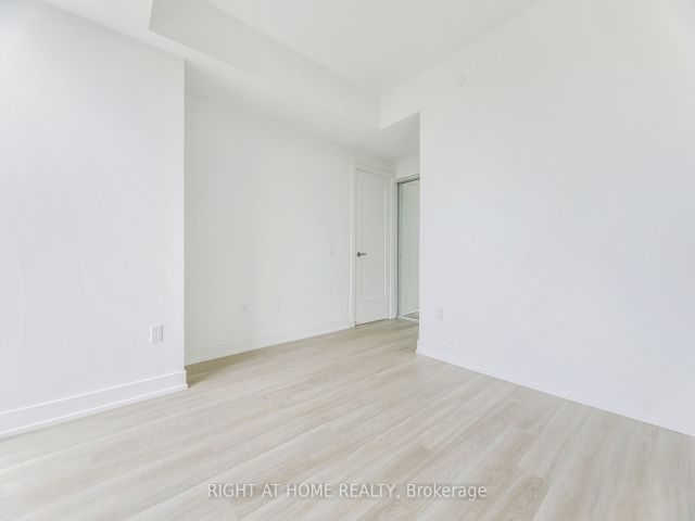 1210 - 30 Inn On The Park Dr